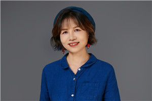 诗歌奖:《落下来》
作者:黄芳(壮族)
获奖感言我一直觉得自己是在梦想与生存中拥有平衡术的幸运儿。我父亲是一个民间壮剧的写作者,他一辈子写了60多本剧本,都是用电竞竞猜的土壮话来写的。小时候,我喜欢坐在父亲身边,看他飞快地写字。也许在我还没有文字意识的时候,文字的种子早已种下。工作后,无论是曾经从事的记者、图书编辑,还是现在的教师……