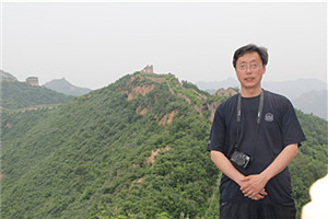 报告文学奖:《静静的鸭绿江》
作者:周建新(满族)
获奖感言奖是授予我的,更是授予英烈们的,只不过我获得了机会。每一次采访,讲述者都能让我身临其境,感受孙景坤老英雄高尚的一生。我没有理由不蘸血为墨,书写英雄,书写“七一”勋章获得者、深藏功名七十载的老英雄孙景坤。