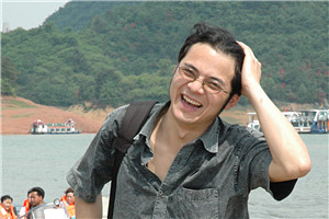 报告文学奖:《“村BA”:观察中国式现代化的一个窗口——台盘村乡村振兴故事》
作者:姚瑶(侗族)
获奖感言台盘村的“小”承载着这个时代无限的“大”。我深深地意识到,应该以更加宏大的历史视野,在富有时代特色的现实中,观察这个村庄的变化,感知一株小草勃发的力量,看见篮球给这个村庄带来的生机,倾听每一个生命个体的欢呼。