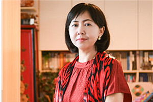 长篇小说奖:《阿娜河畔》
作者:阿舍(维吾尔族)
获奖感言写作中,如何对历史与文学、时代与个体、整体与局部进行推敲会通,如何在经验与想象、时间与空间上展开不同于以往的观照、思考和尝试,其间的每一项,于我都是新的挑战。因此,《阿娜河畔》的创作,自始至终都是一次奋力打开自我,努力超越自我的文学实践。