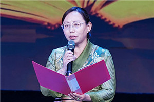 长篇小说奖:《在高原》
作者:尼玛潘多(藏族)
获奖感言文学创作不是我的职业,是我选择的一条精神之路,它给予我的心理安宁和精神丰盈感,让我心生感恩。今天,《在高原》这本书里呈现的故事、思考和探索得到评委们的肯定,给我的鞭策和鼓舞是巨大的,让我对走好今后的文学创作之路充满了信心……