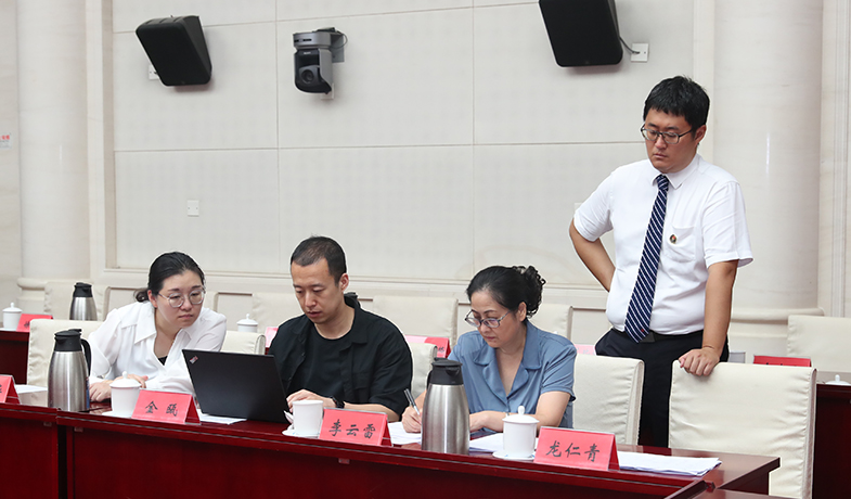 7月31日,工作人员在纪律监察组和公证员的监督下统计选票