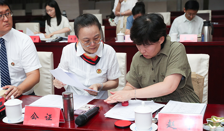 7月31日,纪律监察组和公证处人员在选票结果上盖章