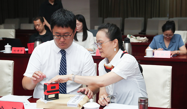 7月31日,公证处人员将选票结果封存