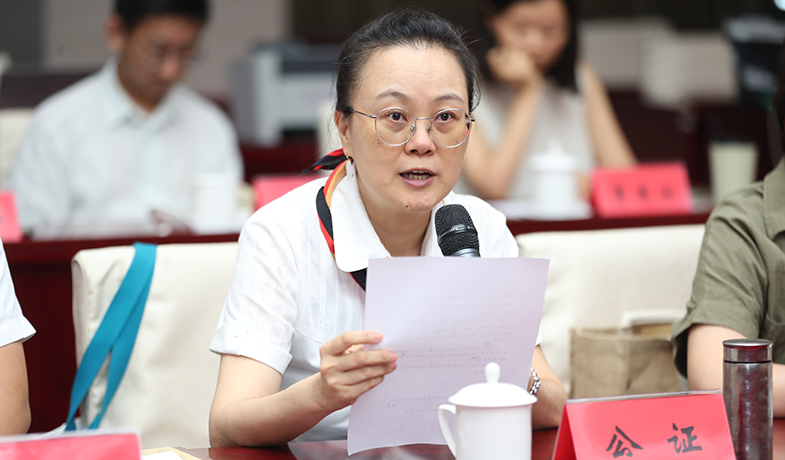 7月31日,公证员宣读公证词