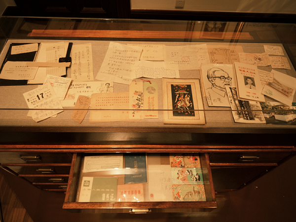 �ͽ�ͼ��ݡ�һ˫�������۾���չ��