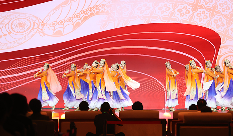 11月16日,在“2024中国文学盛典·骏马奖之夜”上的文艺表演:回族歌曲《唱开花儿等你来》