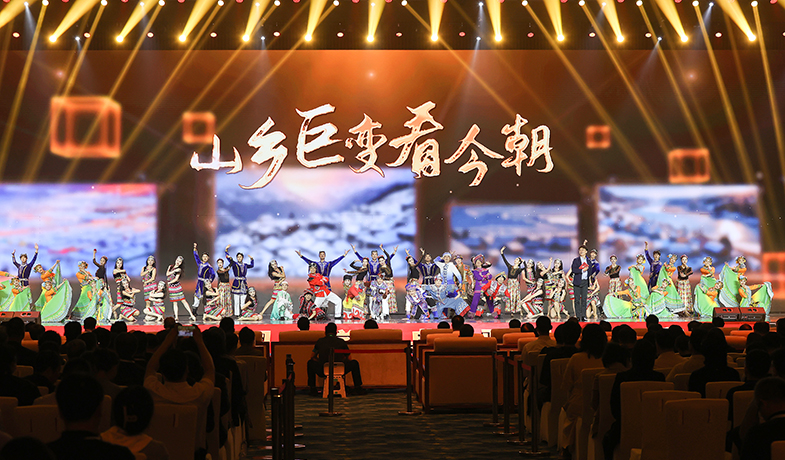 11月16日,在“2024中国文学盛典·骏马奖之夜”上的文艺表演:情景舞蹈《山乡巨变看今朝》