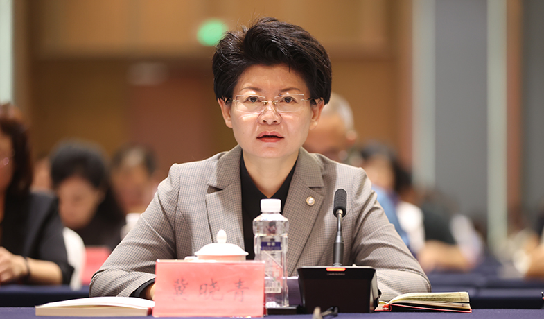 冀晓青在座谈会上作交流发言