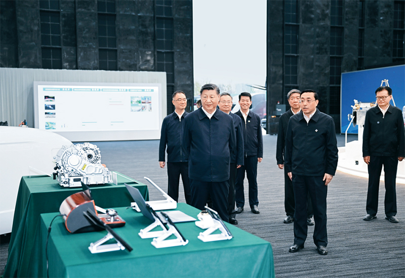 2024��10��17����18�գ��й���������ǡ�������ϯ�������ί��ϯϰ��ƽ�ڰ��տ��졣����17�����磬ϰ��ƽ�ںϷʱ�����ѧ�ǲ쿴����ʡ�ش�Ƽ����³ɹ�����չʾ�� �»������ л����/��