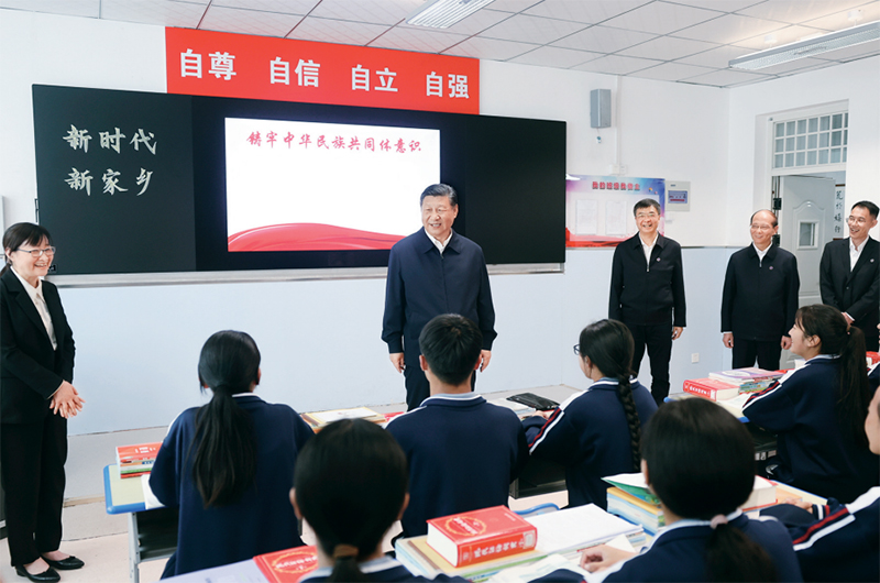 2024��6��18����19�գ��й���������ǡ�������ϯ�������ί��ϯϰ��ƽ���ຣ���졣����18�����磬ϰ��ƽ�ڹ�������������ѧ��һ��1�����Ħ����ʱ�����¼��硱����˼���Ρ� �»������ ����/��