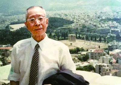 1986年,罗念生在雅典卫城上