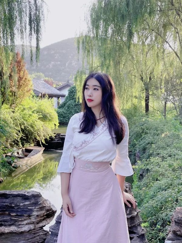 ���ޱ�����������ѧ��ѧ��ʿ��������ѧ����ѧ��ʿ�󡣵羺���¹�����Ա���й��������ۼ�Э���Ա��ѧ���о��漰��ѧ��ҡ������ҥ����Ӱ����Ӱ��װ�õȡ����桶�����󡷡�ȥ�������С���ʫ����ɢ�ļ���ѧ���������ȶಿ�������������Ρ���ǳ�������������ʫ����פ��Ѷ��Ƶ��