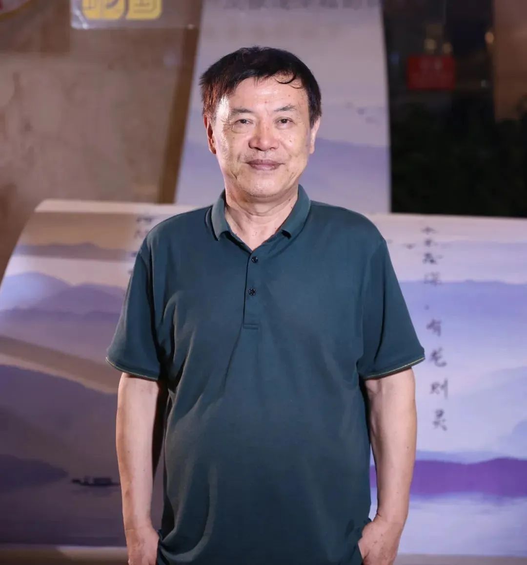 ½�����й���ý��ѧ���ڣ��й�ʫ��ѧ�᳣�����¡�20����80�������ʼ������Ʒ���Ⱥ�������ʫ�衢ɢ�ġ����۵���Ʒ��ǧ�������桶����������������������֮�š���ʫ�����������ۼ���30�������γ��ˡ���ʵ��ʫ�衱��д�����