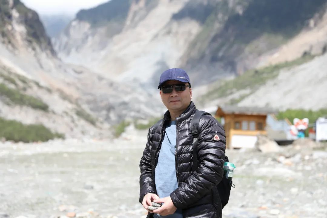 �����������������㽭�����ˡ���Ϊ�㽭ʡ�������г���ֶܾ���Ѳ��Ա����ʮ������ڿ�ʼдʫ����Ϊ�㽭ʡ��Э��Ա���й�ʫ��ѧ���Ա������Ʒ�����ڡ�ʫ���������ǡ���ʫѡ������ʫ���X�����̷硷��ʫ�֡���ʫ�����ȡ��������ʫ����������ǳ�����Խ��ɽ����̫������·����ȷ����ʱ�䡷����������ڰ˽���ױ�ȫ��ʫ��������Ƚ��Ƚ��