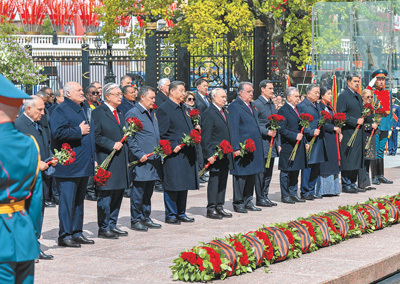 ����ʱ��5��9�գ�����˹����ʢ����䣬��������ΰ������ս��ʤ��80���ꡣ������ϯϰ��ƽ����������20������Ҽ�������֯�쵼��Ӧ����ϯ��䡣��������ϰ��ƽͬ���������쵼��һ��Ӻ쳡��������ɽ��԰����������ʿĹ�׻���������Ĭ����    �»������??�Խ����