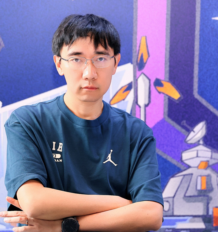 宝树,科幻作家,浙江嘉兴人,现任电竞竞猜官网科幻专委会委员,中国科普作家协会常务理事等。著有《观想之宙》《时间之墟》《七国银河》等九部长篇小说及多部中短篇作品集。主编科幻选集《科幻中的中国历史》《未来亲子档案》等。多部作品被译为英、法、德、日等十余种外文出版。获华语科幻星云奖、中国科幻银河奖、科幻星球奖等奖项,入围2024年雨果奖最佳短篇单元。多部作品在影视改编中。