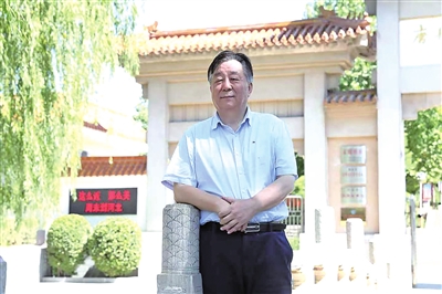 �������й���Ӱ��Э���Ա���й�������ѧѧ���Ա���й�ɢ��ѧ���Ա���½�������ѧ����ίԱ�ḱ���Ρ����ܹ���Ժ�����������ר�ҡ�ȫ���������Ź����ߡ�ȫ��������˫ܰ���������������ߡ�����һ����硣ʯ���Ӵ�ѧ�������ڣ�����������ѧԺ������ľ��ѧ˶ʿ����ʦ�����ŵ�Ӱ����������Э��ԭ����ϯ�����鳤�����Ź㲥����̨ԭ��ίίԱ����̨�����������ר��18�������У���ɳ�����ˡ���������֮һ�����ϡ��ֻ���ž����������衰���һ���̡��������������ĵ�Ӱ����¼Ƭ���㲥���λ���й����ӽ�ӥ�����й������ǹ⽱������ɽ���ս����½���������һ�Ƚ����½��㲥����һ�Ƚ������š����һ���̡������������ս��ȡ����У���������50����˹�ع��ʵ�Ӱ�ڡ��׽����׽������������������23���Ϻ����ʵ�Ӱ����ί��󽱣����ҵİ�ǡ�����й���Ӱ���Ϲ��ղأ����ػ��ߡ����ӰƵ�������ʵ������г�ռ���ʵ��ļѼ�����С�������ѪԵ���ֻ�����졢�ڰ˽�����΢��Ӱ�����ڡ����ġ��������Ʒ���������罱����һ·���㡷����������΢��Ӱ���ʵ�Ӱ�ڴ󽱡���ƪ������ѧ��̫������ĸ�ԭ����2023��羺���¹����ص���Ʒ���֡�