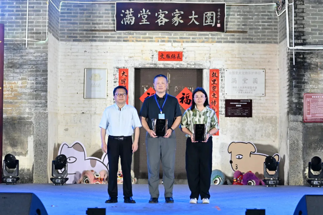 《诗刊》主编李少君为首奖获得者段维、邓辉(代领人)颁奖