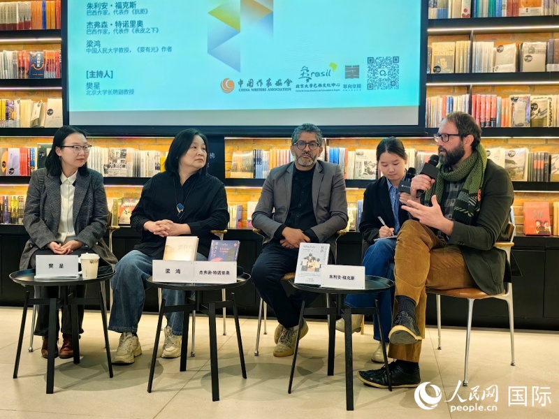 1��10�գ���������������������˹����һ���ͽܸ�ɭ����ŵ��£����������й������ѧ���ڡ��������裨�����չ���Ի������������� ��԰԰��