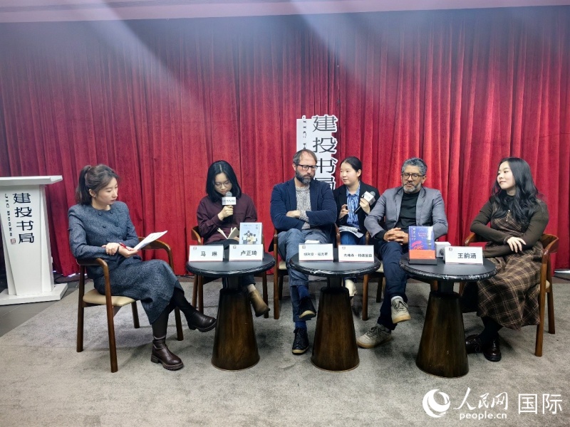 1��11�գ���������������������˹���������ͽܸ�ɭ����ŵ��£��Ҷ���������¬����������������Ϻ�����һ��չ���Ի������������� ��԰԰��