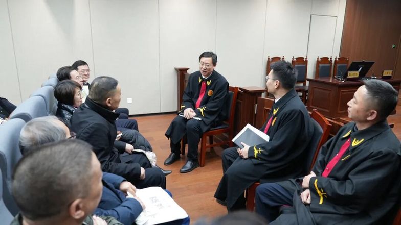 图为采风作家们在合肥法务区旁听庭审后,与主审法官交流。