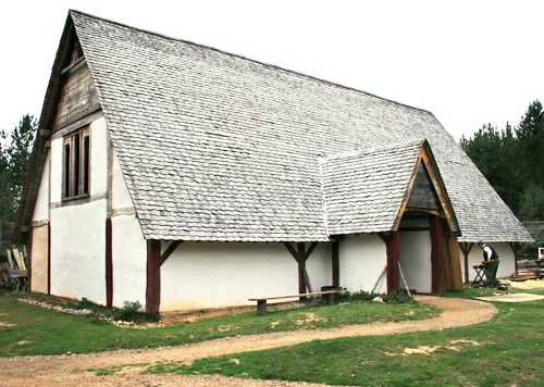 肯特郡复制的公元11世纪盎格鲁-撒克逊城堡大厅,图片来源:Bing 四、危机的解决与结局改写