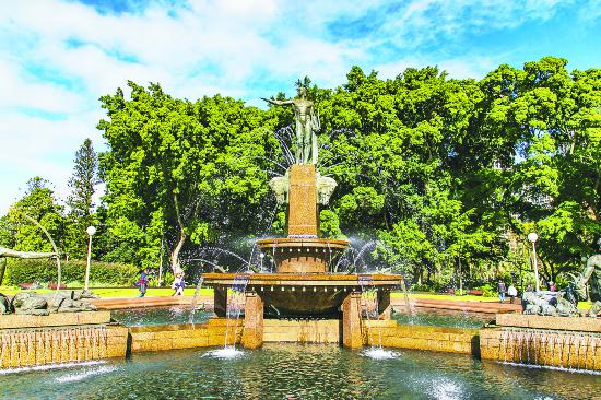 ���¹�԰�������ķ羰�ǰ��沮����Ȫ��������Ȫ��Ϊ�˼����һ�������ս�ڼ䷨�����˶����ġ��̲�������ˮ���У�һ�������ܽ�����ϣ���񻰹��� ���沮����Ȫ