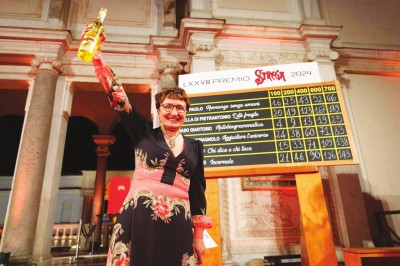 多纳泰拉·迪彼得兰托尼奥在第78届女巫奖的最后一次计票后成为大奖得主。她身后黑板上的第二行显示《脆弱的时代》以189票胜出。女巫奖图片