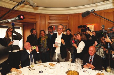 闻知获奖后按例赶来与菲利普·克洛代尔(左二)等众评委同席的作家卡迈勒·达乌德(中)。摄影:奥利维耶·迪翁